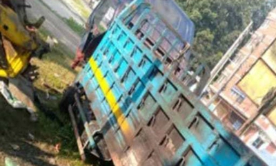 বরিশালে বিকল ট্রাকে রহস্যজনক অগ্নিসংযোগ