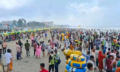বড়দিনের ছুটিতে কক্সবাজারে পর্যটকের ঢল, সতর্ক লাইফগার্ড