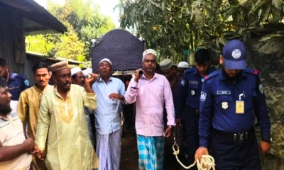 হাতকড়া পরেই মায়ের জানাজা, দু’দিন পর বাবার মৃত্যু