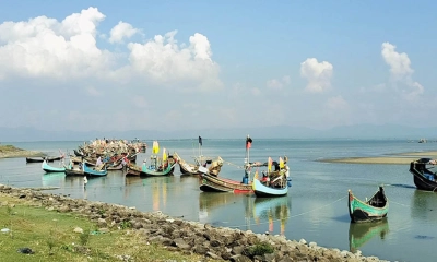 ৫ জেলেকে ট্রলারসহ ধরে নিয়ে গেছে আরাকান আর্মি