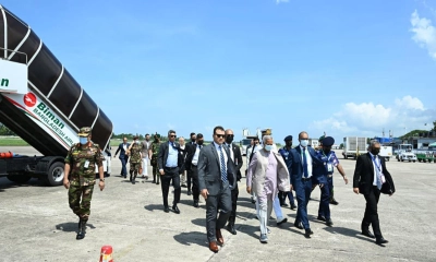 কক্সবাজার বিমানবন্দরে প্রধান উপদেষ্টা অধ্যাপক ড. মুহাম্মদ ইউনূসসহ তার সফর সঙ্গীরা । ছবি- সংগৃহীত