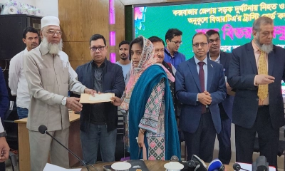সড়ক দুর্ঘটনায় সর্বস্ব হারানো ৩৭ পরিবার পেল সহায়তা