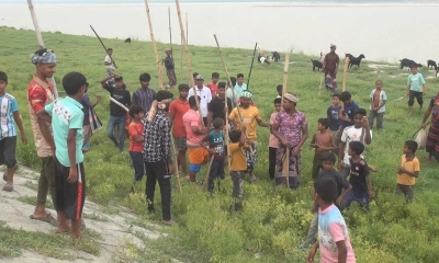 পদ্মায় বালু উত্তোলন ঠেকাতে গ্রামবাসী, ‘জীবন দেব, তবু বালু তুলতে দেব না’