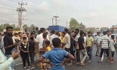 সীতাকুণ্ডে বালু উত্তোলন নিয়ে সংঘর্ষ, মহাসড়ক অবরোধ