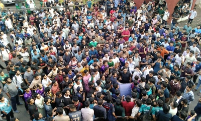 চট্টগ্রাম ডিসি অফিসের সামনে চুয়েট শিক্ষার্থীদের বিক্ষোভ