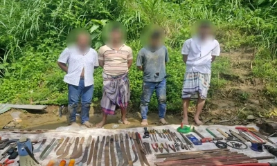 আটককৃত চার আসামি ও জব্দ করা অস্ত্র-গোলাবারুদ।  ছবি- রূপালী বাংলাদেশ