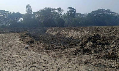 আনোয়ারায় রাতের আঁধারে কৃষিজমির মাটি কেটে ইটভাটায় সরবরাহ