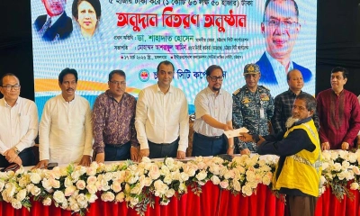 চসিকের পরিচ্ছন্নতা কর্মীদের হাতে প্রধানমন্ত্রীর ঈদ উপহার