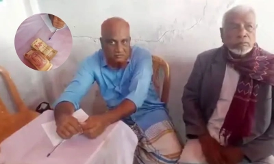 ভোটার স্লিপের সঙ্গে টাকা বিতরণের সময় বিএনপির দুই নেতা আটক