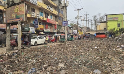 বাজারের ময়লার ভাগাড় পরিষ্কার করলেন বিএনপি নেতাকর্মীরা