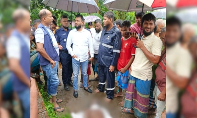 আড়াইহাজারে  গণপিটুনিতে নিহত নবী হোসেনের লাশ ঘিরে পুলিশ ও স্থানীয়রা। ছবি- রূপালী বাংলাদেশ