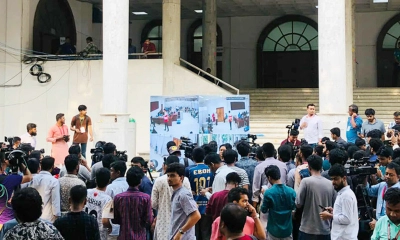 কেন্দ্রগুলোর বাইরে থাকা এলইডি স্ক্রিন চালু করা হয়। ছবি- সংগৃহীত