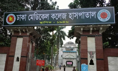 মহাখালীতে প্রাইভেট কার নিয়ন্ত্রণ হারিয়ে ডিভাইডারে ধাক্কা, নিহত ২