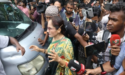 ধানমন্ডি ৩২ নম্বরে ফুল দিতে যাওয়া নারীকে জনতার ধাওয়া