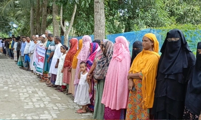 শিবালয়ে সরকারি রাস্তা উন্নয়ন কাজে বাধা, প্রতিবাদে এলাকাবাসীর মানববন্ধন