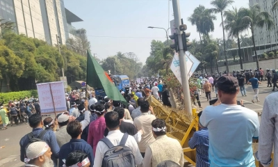 ব্যারিকেড ভেঙে যমুনা অভিমুখে সরকারি চাকরিজীবীরা