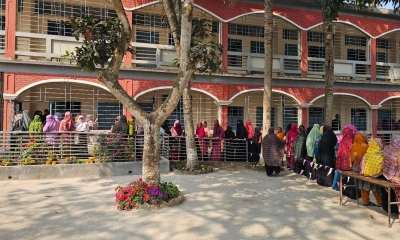 ধামইরহাটে শান্তিপূর্ণভাবে ভোটগ্রহণ চলছে, নারী ভোটারের উপস্থিতি বেশি