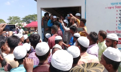 ঘটনায় মাদরাসা শিক্ষার্থী ও উত্তেজিত জনতার বিক্ষোভ মিছিল। ছবি- রূপালী বাংলাদেশ