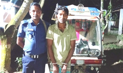 উদ্ধার হওয়া ইজিবাইকসহ গ্রেপ্তার শফিউল ইসলাম। ছবি- রূপালী বাংলাদেশ