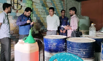 হিলিতে ওজনে কম ও লাইসেন্স ছাড়া তেল বিক্রি, দুই ব্যবসায়ীকে জরিমানা