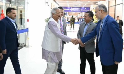 নিউইয়র্ক থেকে দেশে ফিরলেন প্রধান উপদেষ্টা