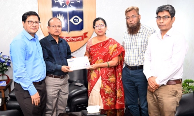ঢাবি উপাচার্যের সঙ্গে ভারতীয় অধ্যাপকের সৌজন্য সাক্ষাৎ