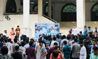 কেন্দ্রগুলোর বাইরে থাকা এলইডি স্ক্রিনে ফলাফল দেখছেন শিক্ষার্থীরা। ছবি- সংগৃহীত