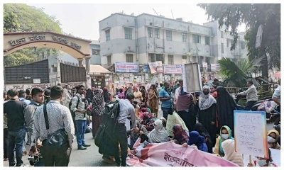 ইডেন মহিলা কলেজ শিক্ষার্থীদের সড়ক অবরোধ