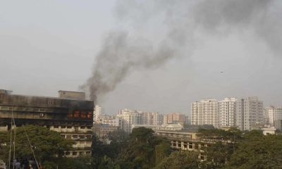 হাজারীবাগে আগুনে পুড়ল বহুতল বাণিজ্যিক ভবন