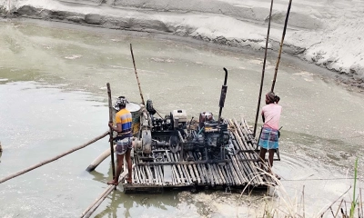 সদরপুরের আড়িয়াল খাঁ নদী ও সরকারি খাল হতে বালু উত্তোলনের অভিযোগ। ছবি- রূপালী বাংলাদেশ