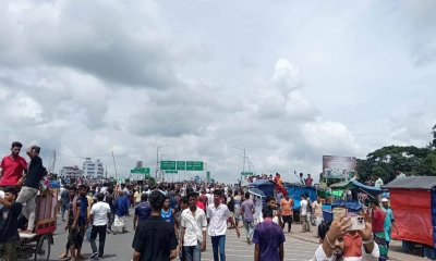 ভাঙ্গায় দুই ইউনিয়নকে বিচ্ছিন্ন করার প্রতিবাদে অবরোধ। ছবি- রূপালী বাংলাদেশ