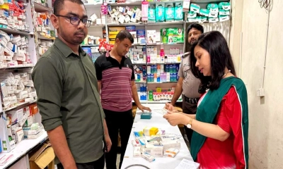 সদরপুরে মেয়াদোত্তীর্ণ ওষুধ বিক্রি, তিন ফার্মেসিকে জরিমানা