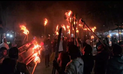 বিক্ষুব্ধরা দলের মহাসচিব মির্জা ফখরুল ইসলাম আলমগীর এবং মনোনীত প্রার্থী কামরুজ্জামান রতনের ছবি সম্বলিত কুশপুত্তলিকা দাহ করেন। ছবি- সংগৃহীত