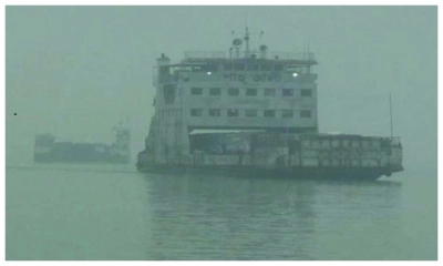  মাঝ যমুনায় আটকে আছে ফেরি