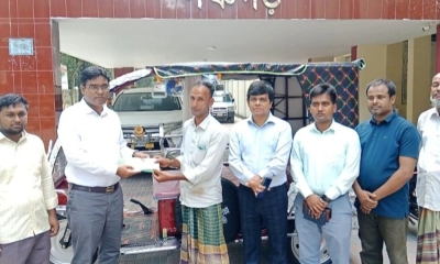 ফুটবলার সোনালীর বাবাকে ইজিবাইক উপহার দিলেন জেলা প্রশাসক