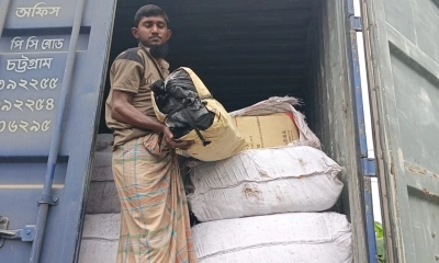 ফতুল্লায় ৯ টন নিষিদ্ধ পলিথিনসহ লরি আটক