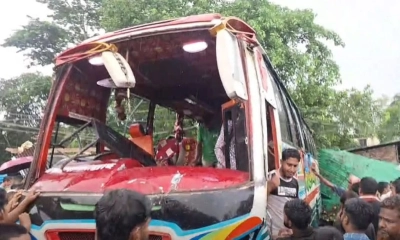 দুর্ঘটনা কবলিত বাস। ছবি- রূপালী বাংলাদেশ