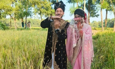 ধানক্ষেতে ‘রিভিউ’ ভঙ্গিতে ছবি তুলেছেন এক নবদম্পতি।   ছবি- সংগৃহীত