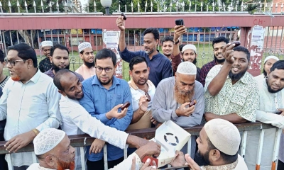 শেখ হাসিনার মৃত্যুদণ্ডের রায়, ফেনীতে মিষ্টি বিতরণ