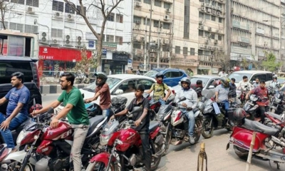 গরমে ঘণ্টার পর ঘণ্টা অপেক্ষা, পাম্পে এখনো দীর্ঘ লাইন