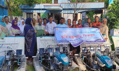ফুলবাড়ীতে কৃষকের মাঝে রাইস ট্রান্সপ্লান্টার বিতরণ 
