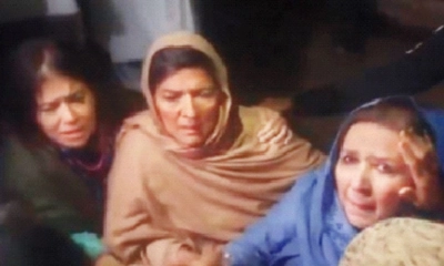 কারাপ্রাঙ্গণ থেকে আটক ইমরান খানের তিন বোন