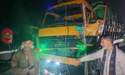ট্রাকের ধাক্কায় প্রাণ গেল দুই মোটরসাইকেল আরোহীর