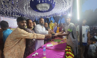 গাইবান্ধা সাঘাটার কচুয়া হাটের ছাত্র যুব উন্নয়ন সংঘের আয়োজনে ফুটবল টুর্নামেন্টের ফাইনাল খেলার ট্রফি তুলে দেন অতিথিরা। ছবি- রূপালী বাংলাদেশ