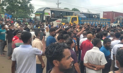 ১০ দফা দাবিতে গাজীপুরের শ্রীপুরের জৈনা বাজার এলাকায় আজ রোববার সকাল থেকে ঢাকা-ময়মনসিংহ মহাসড়ক অবরোধ করে রাখেন শ্রমিকেরা।     ছবি- সংগৃহীত