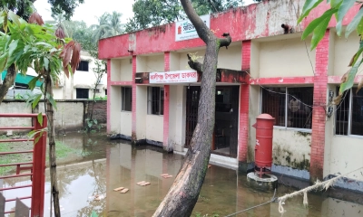 কালীগঞ্জ ডাকঘরে সেবা নয়, জলাবদ্ধতা আর দুর্ভোগ! 
