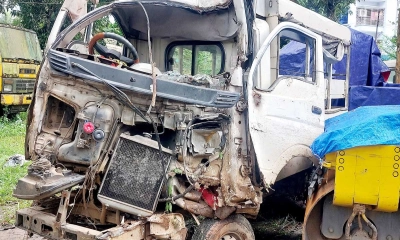 দুর্ঘটনা কবলিত লেগুনাটি।    ছবি- রূপালী বাংলাদেশ