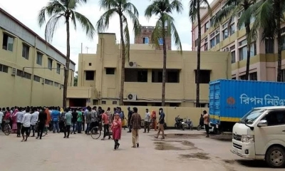 নাইটের পারিশ্রমিক না পেয়ে গাজীপুরে শ্রমিকদের বিক্ষোভ
