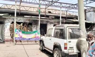 টঙ্গীতে ১৮ মাস পর আ.লীগ কার্যালয়ে ব্যানার ও জাতীয় পতাকা উত্তোলন