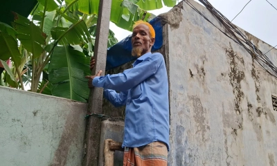 চাঁদা না দেওয়ায় রাস্তা বন্ধের অভিযোগ, মই বেয়ে চলাচল